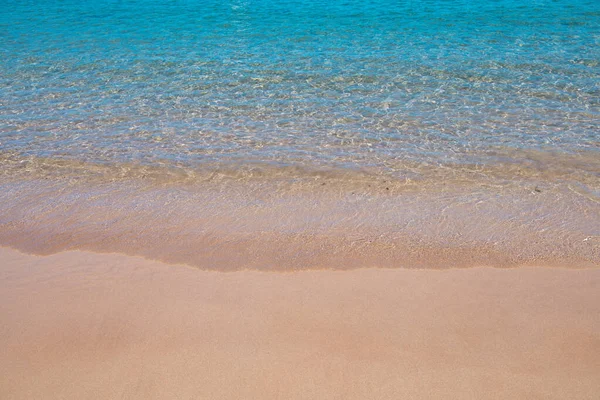 Onda blu oceano sulla spiaggia sabbiosa. Spiaggia al tramonto ora legale. Paesaggio balneare. Mare tropicale, calma, tranquilla e rilassante luce del sole. — Foto Stock