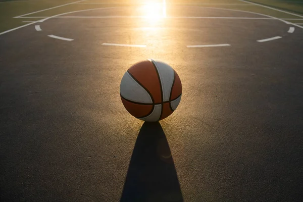 Basketbal als sport en fitness symbool van een team vrijetijdsbesteding spelen. Kopieerruimte. — Stockfoto