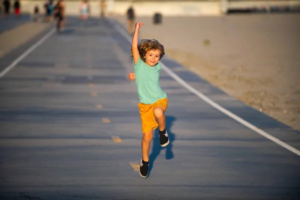 Niño corriendo al aire libre. Ejercicio infantil, deporte para niños, hacer ejercicio. —  Fotos de Stock