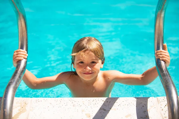 Menino bonito nadar na piscina, fundo de água de verão com espaço de cópia. Cara de miúdos engraçados. Atividades de verão para criança feliz na piscina. — Fotografia de Stock