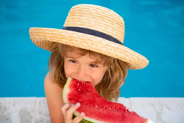 Glad unge med skiva färsk söt vattenmelon leende, medan du simmar i poolen på sommardagen. — Stockfoto