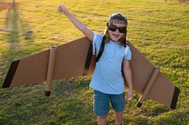 Çocukların lideri ve kazananı, başarı başlar. Heyecanlı çocuk parkta oyuncak jet kanatlı süper kahramanla oynuyor. Hayal, özgürlük ve seyahat konsepti.