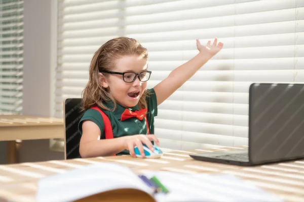 Leerling van de schooljongen studeert online. Thuisonderwijs. Kinderen leren op afstand. Leuk kind met laptop. Onderwijs, online studie, thuisstudie, huiswerk, schooljongen concept. — Stockfoto