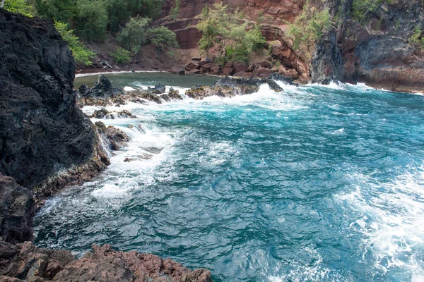 Рэд Сэнд Бич, Мауи на Гавайях. Волны океана и скалы. — стоковое фото