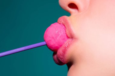 Lolipop yalayan bir kadın, sanat afişi, lolipoplu kırmızı dudaklar. Lolli pop ile seksi kırmızı kadın ağzı ve dili. Tasarım için resim baskısı.