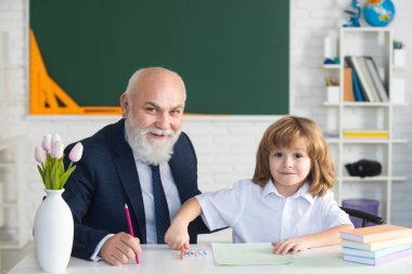 Sınıftaki sevimli küçük çocuk. Kıdemli öğretmen ve evde çalışıyor. Mutlu aile büyükbaba ve torun öğreniyor. Yaşlı öğretmen eğitmeni genç öğrenci..