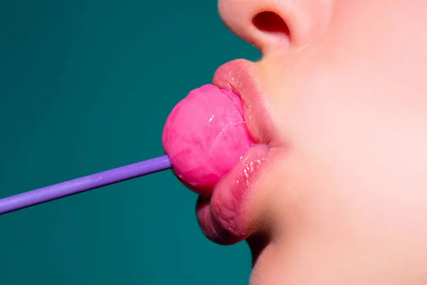 Kvinna slickar klubba, art banner, röda läppar med klubba. Sexig röd kvinnlig mun och tunga med lolli pop. Konsttryck för design. — Stockfoto