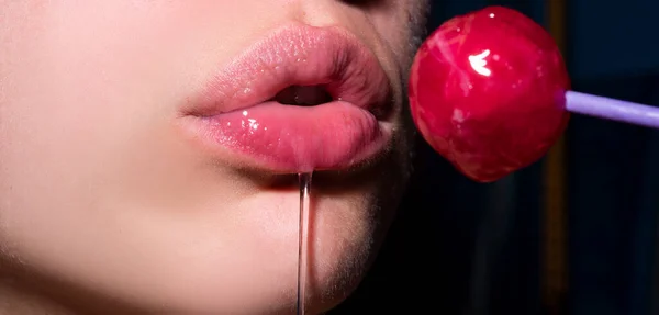 Sexy mamada símbolo. Piruleta lamiendo la boca, labios brillantes femeninos rojos y piruleta de caramelo rosa. Concepto de orgasmo. — Foto de Stock