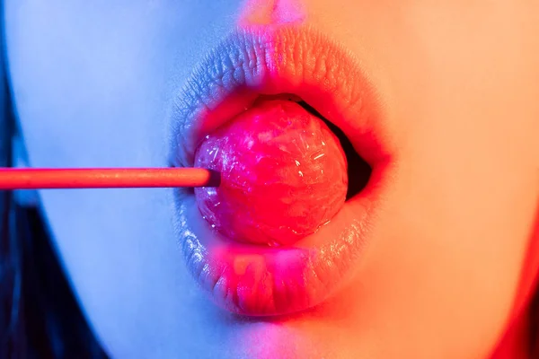 Szopó ajkak. Ajkak cukorkával, szexi édes álmok. Női száj nyalogatja chupa chups, szopás nyalóka. — Stock Fotó