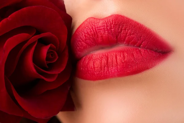 Primer plano de la boca de las mujeres jóvenes. Hermosos labios de mujer con rosa. — Foto de Stock