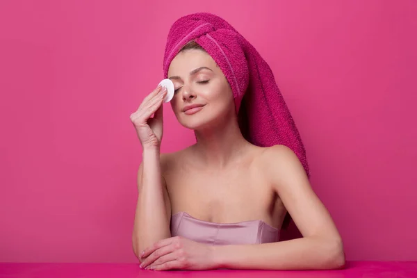 Mujer joven disfruta de los procedimientos de spa, toalla envuelta en la cabeza, aislado en el fondo del estudio. Mañana, higiene. Mujer hermosa con la piel perfecta después del tratamiento de belleza. —  Fotos de Stock