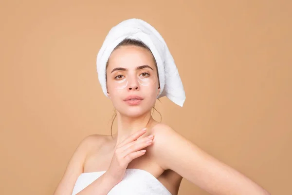 Mulher bonita com pele limpa e fresca. Menina beleza rosto cuidado. Tratamento facial, cosmetologia, beleza e spa. — Fotografia de Stock