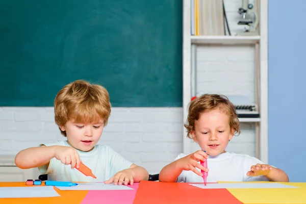 Счастливые милые умные мальчики ученики рисуют. Дети забавное образование. Детям дошкольного возраста весело в классе. Дети готовы к школе. — стоковое фото