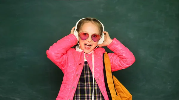 Jugendliche Schülerin mit Brillenrucksack und Kopfhörer. — Stockfoto