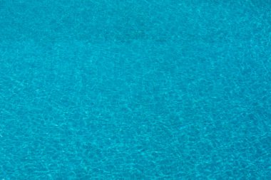 Soyut dalgalanma dalgası ve yüzme havuzunda berrak turkuaz su yüzeyi, arka plan ve soyut tasarım için mavi su dalgası.