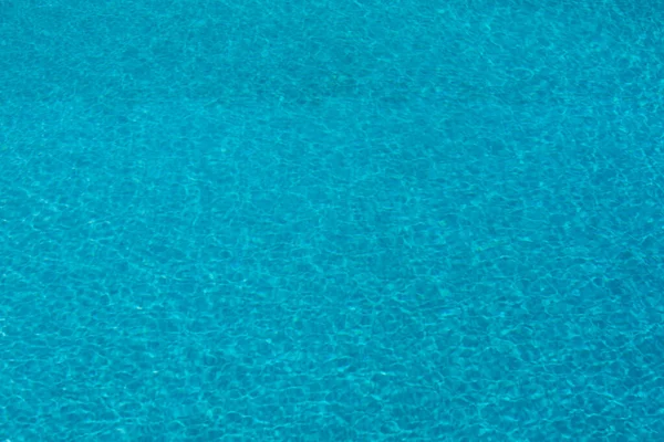 Abstraktní vlnitá vlna a průzračná tyrkysová vodní plocha v bazénu, modrá vodní vlna pro pozadí a abstraktní design. — Stock fotografie