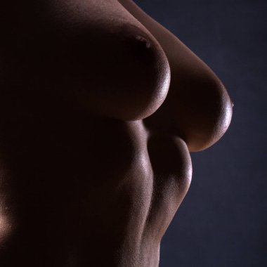 Yakın plan kadın göğsü. Çıplak kız. Seksi vücut..