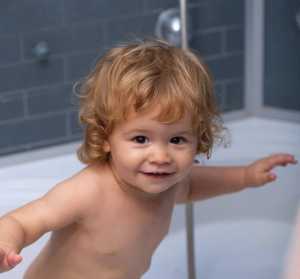 Baba gyermek mosás a fürdőszobában hab. — Stock Fotó