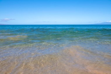 Deniz manzarası, doğa geçmişi. Güneşli bir günde açık okyanus suyuyla dolu gök mavisi bir sahil..