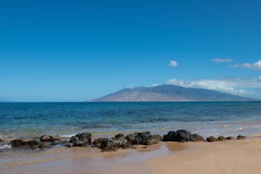 Hawaii plajı. Güneşli gökyüzü olan tropik plajdan deniz manzarası. Hawaii adasının yaz cenneti plajı. Tropikal sahil. Bulutlu egzotik yaz plajı. Okyanus sakin ve rahat.