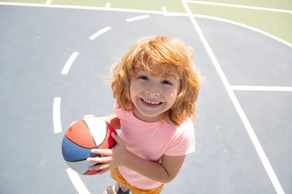 Białe dziecko grające w koszykówkę. Twarz dzieci. — Zdjęcie stockowe