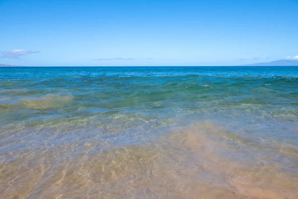 Pemandangan laut, latar belakang alam. Pantai Azure dengan dan air laut jernih pada hari yang cerah. — Stok Foto