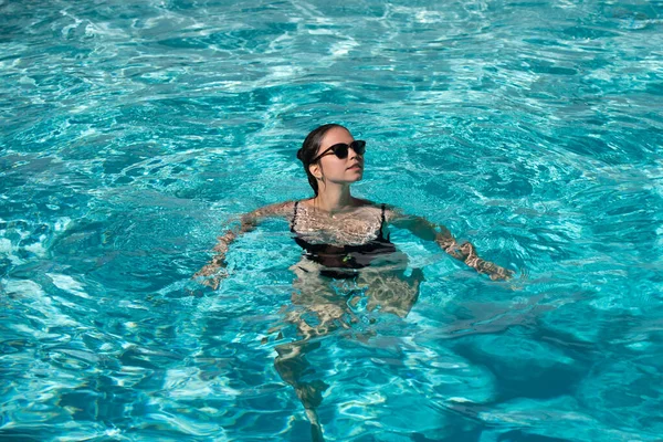 Θερινό Σαββατοκύριακο και διακοπές. Στο θέρετρο. Ευτυχισμένη γυναίκα στην πισίνα. Διακοπές το καλοκαίρι. Πάρτι ομάδας. — Φωτογραφία Αρχείου