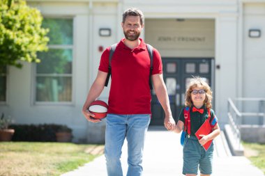 İlkokulun ebeveyni ve öğrencisiyim. Okula ve mutlu zamanlara. Çocuk eğitimi.