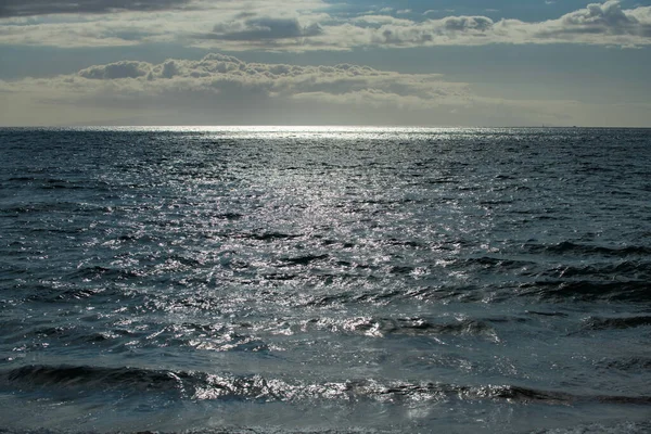 夏威夷的热带蓝海。夏日的海面清澈清澈的海水作为背景.波浪概念设计. — 图库照片