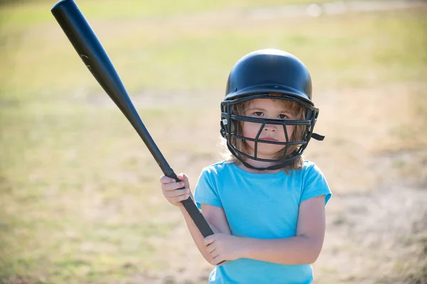 Kind speelt honkbal. Slagman in de jeugdcompetitie krijgt een hit. Jongen kind slaat een honkbal. — Stockfoto