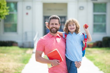 Okullu çocuk babamla aynı okula gidiyor. Öğretmen ve mutlu öğrenci portresi..