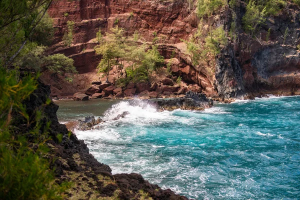 Výhled na mořskou pláž s vlnami a skalnatým pobřežím. Pláž Red Sand, Maui na Havaji. — Stock fotografie