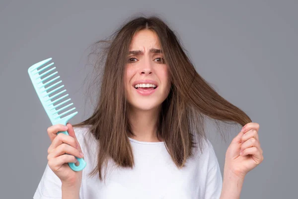 Cuidado del cabello. Enderezamiento de la mujer y el tratamiento del cabello. Chica con el pelo cepillado. Problema de enredo del cabello. —  Fotos de Stock
