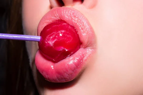 Lèvres sexuelles avec bonbons, rêves doux sexy. Femme bouche lèche chupa chups, suce sucette. — Photo