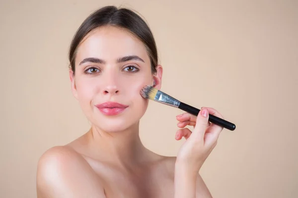 Krásná žena s přírodním make-upem, svěží kosmetický model s make-up štětcem. Krásná dámská wellness kosmetika. Lázně a wellness, péče o pleť. Léčba obličeje. — Stock fotografie