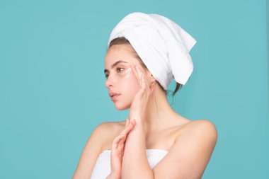 Güzel yüz portresi. Spa terapisi, havlulu güzel bir kadın cildine iyi gelir. Cilt bakımı ve sağlık.