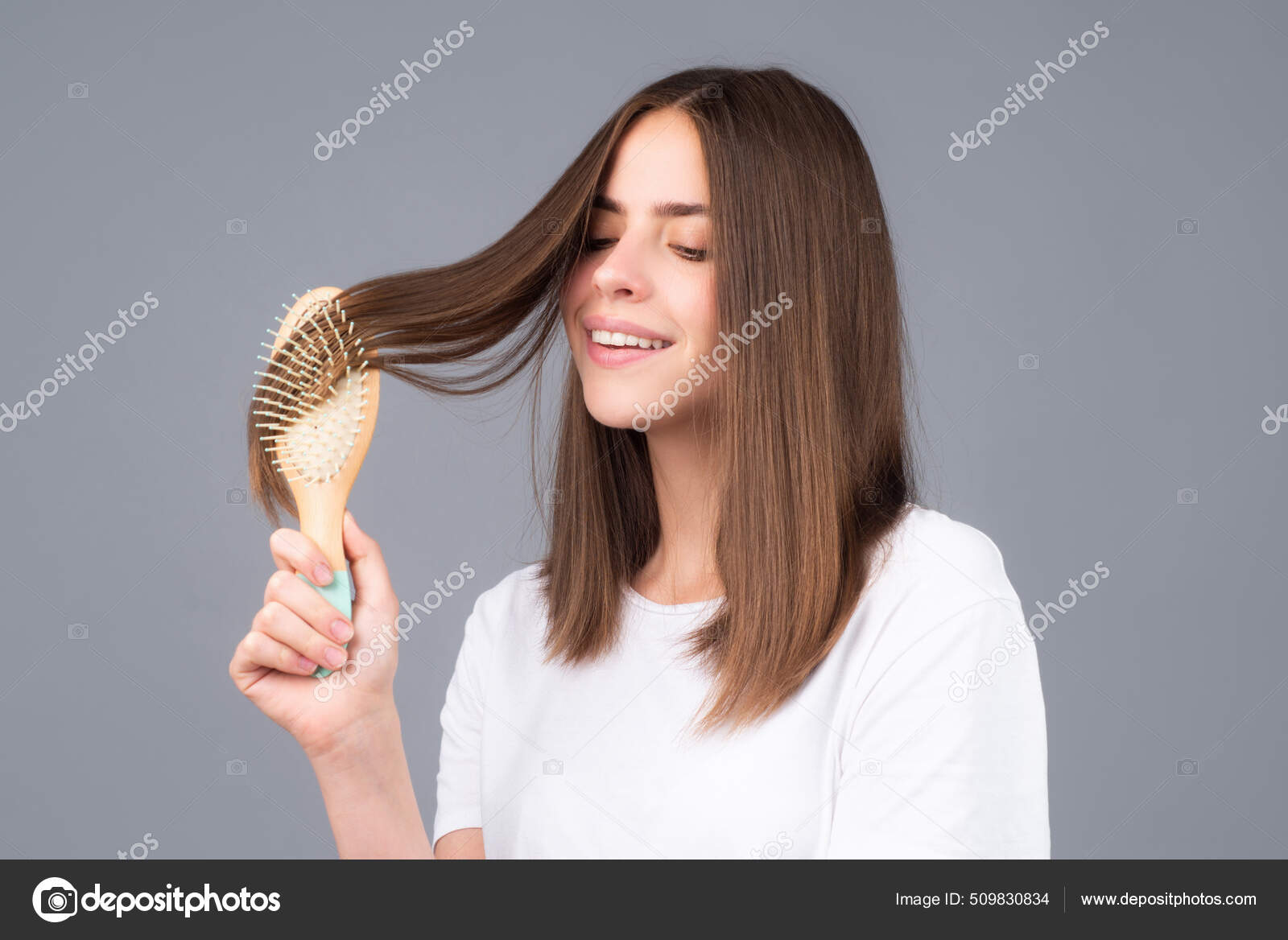 escova de cabelo. retrato de uma jovem mulher escovando cabelos