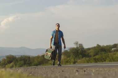 yakışıklı olan yolda seyahat çantası