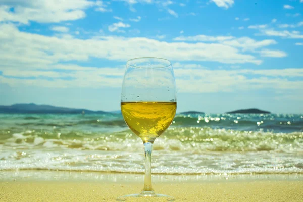 Sklenice vína na pláži — Stock fotografie