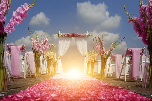 Hochzeitszeremonie mit rosa und weißen Gladiolen — Stockfoto