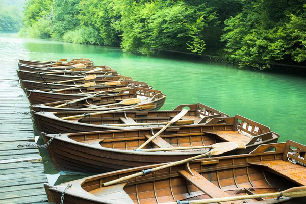 Деревянные лодки на красивом бирюзовом озере — стоковое фото