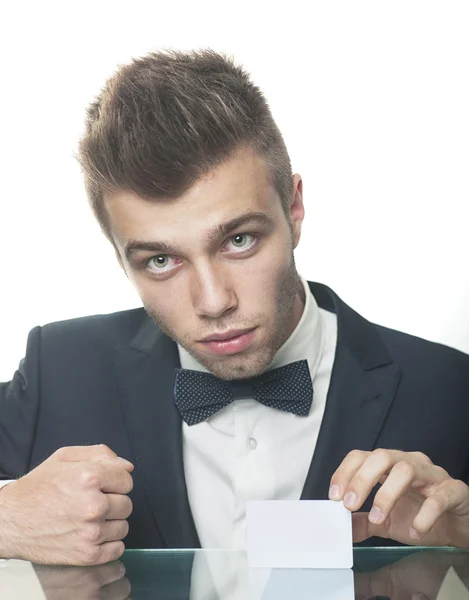 Jovem homem de negócios com cartão branco e punho — Fotografia de Stock