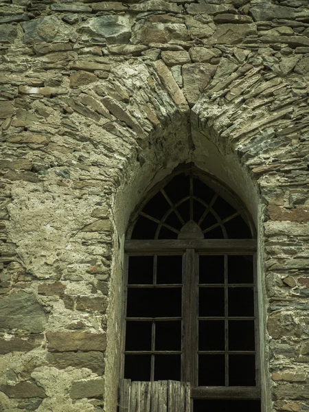 Старая каменная стена замка с вертикальными окнами — стоковое фото