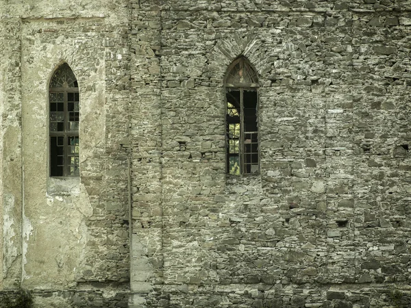 壊れた垂直窓古い石造りの城の壁 — ストック写真