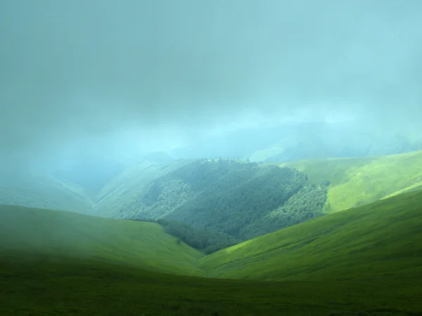 Paisagem de montanha no nevoeiro da manhã — Fotografia de Stock