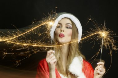 Noel Baba kıyafeti ile yeni yıl partisi maytap siyah arka plan üzerine güzel kadın