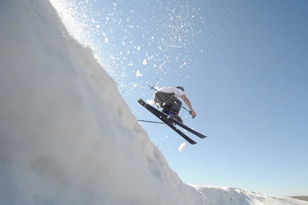 Bir kişinin yan görünümü kayaklar üzerinde — Stok fotoğraf