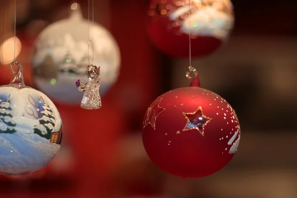 Mooie-witte en rode kerstballen — Stockfoto