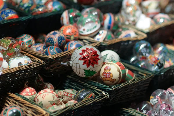 Des boules incroyablement belles dans un panier sur un marché de Noël — Photo