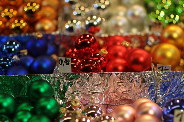 Bolas de Natal em caixas no mercado de Natal — Fotografia de Stock